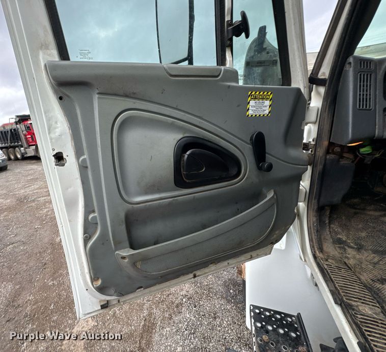 image for item DU9888 2007 International 4300 fuel / lube truck