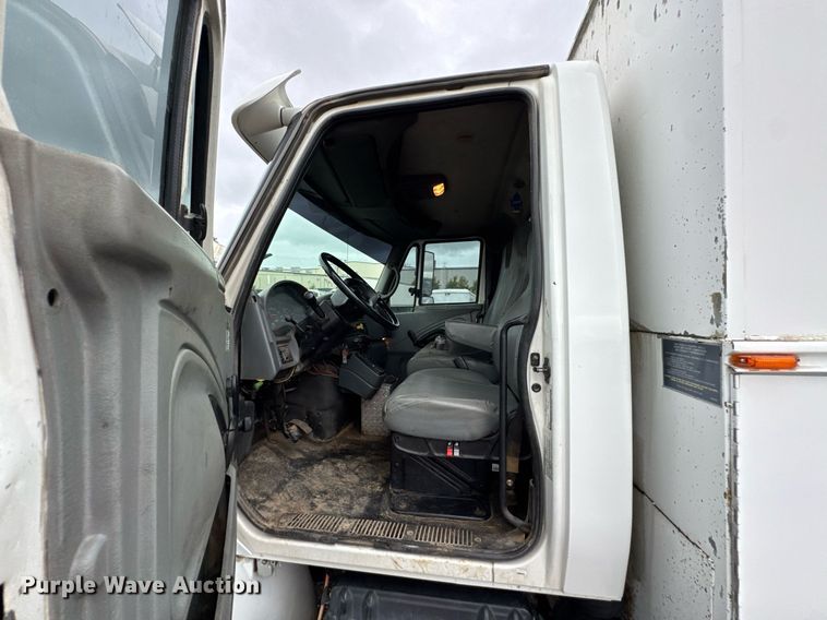 image for item DU9888 2007 International 4300 fuel / lube truck