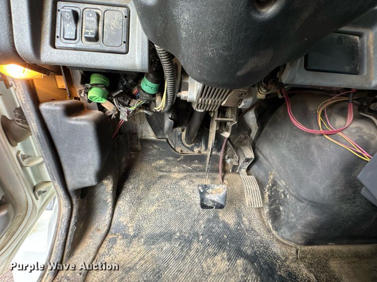 image for item DU9888 2007 International 4300 fuel / lube truck