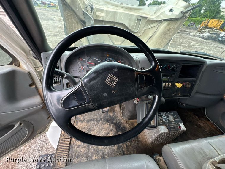 image for item DU9888 2007 International 4300 fuel / lube truck