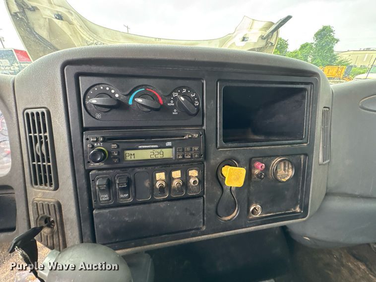 image for item DU9888 2007 International 4300 fuel / lube truck