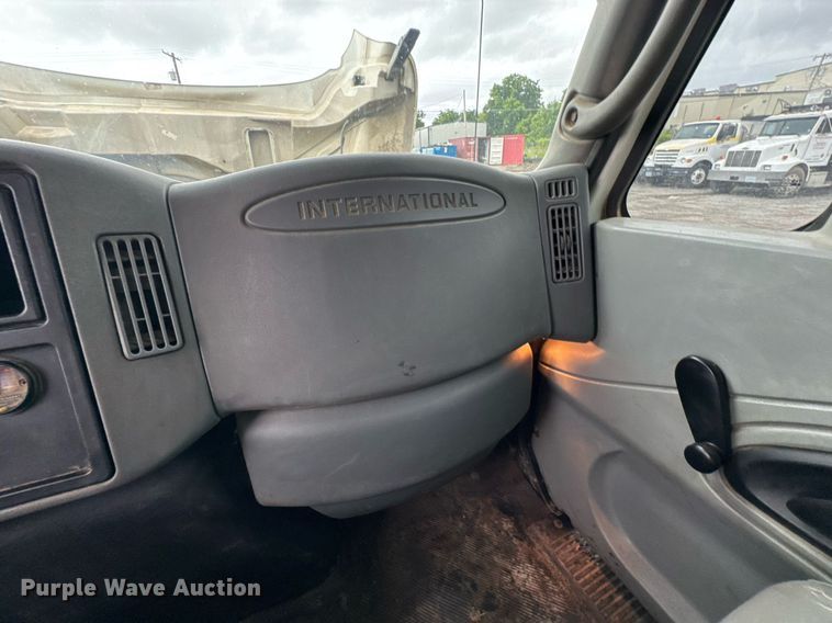 image for item DU9888 2007 International 4300 fuel / lube truck