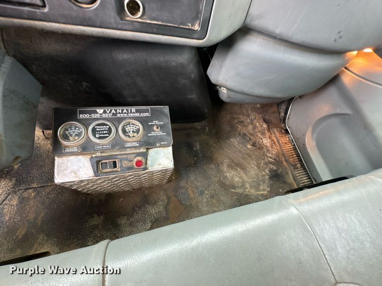 image for item DU9888 2007 International 4300 fuel / lube truck