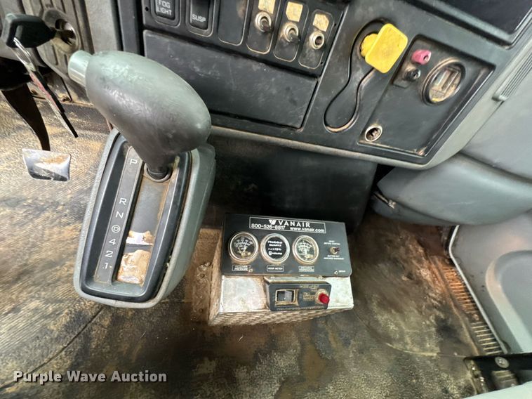 image for item DU9888 2007 International 4300 fuel / lube truck