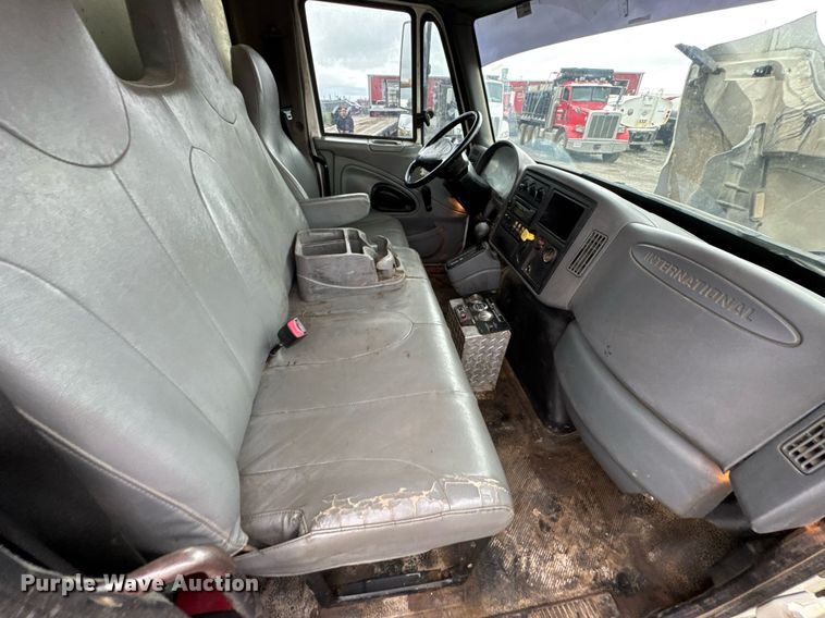 image for item DU9888 2007 International 4300 fuel / lube truck