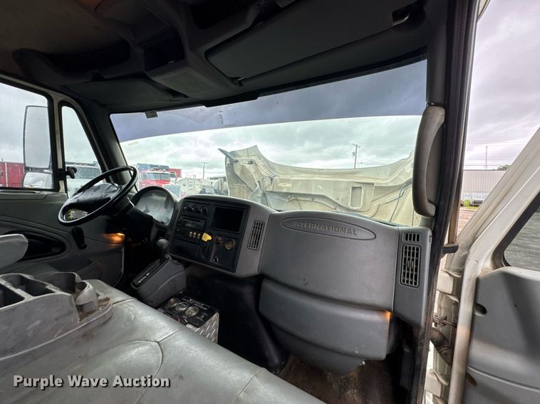 image for item DU9888 2007 International 4300 fuel / lube truck