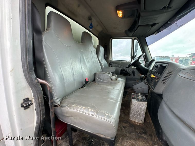 image for item DU9888 2007 International 4300 fuel / lube truck