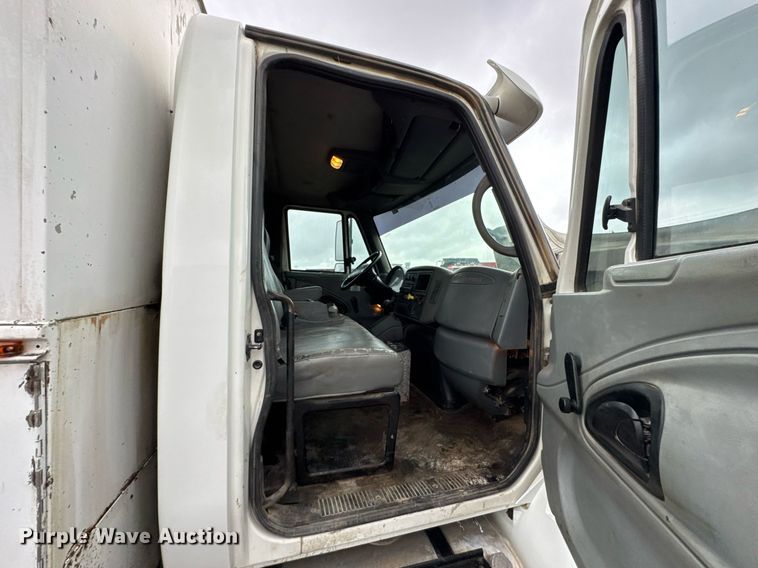 image for item DU9888 2007 International 4300 fuel / lube truck