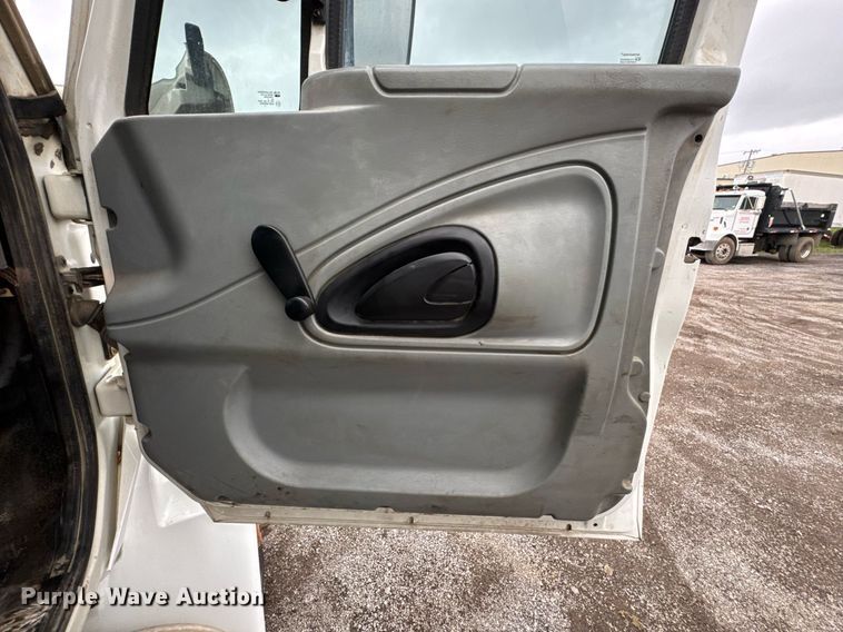 image for item DU9888 2007 International 4300 fuel / lube truck