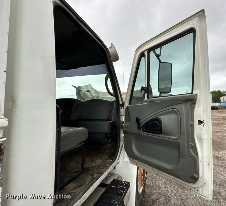 image for item DU9888 2007 International 4300 fuel / lube truck