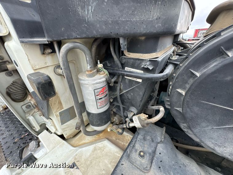 image for item DU9888 2007 International 4300 fuel / lube truck