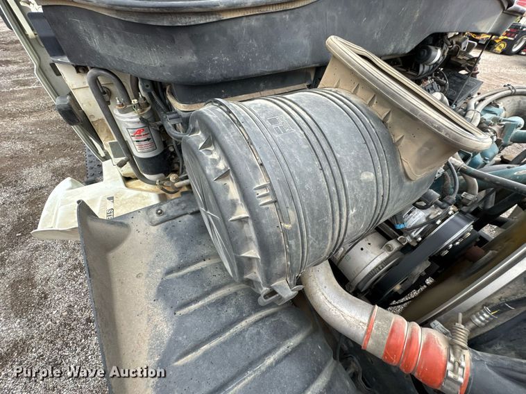 image for item DU9888 2007 International 4300 fuel / lube truck