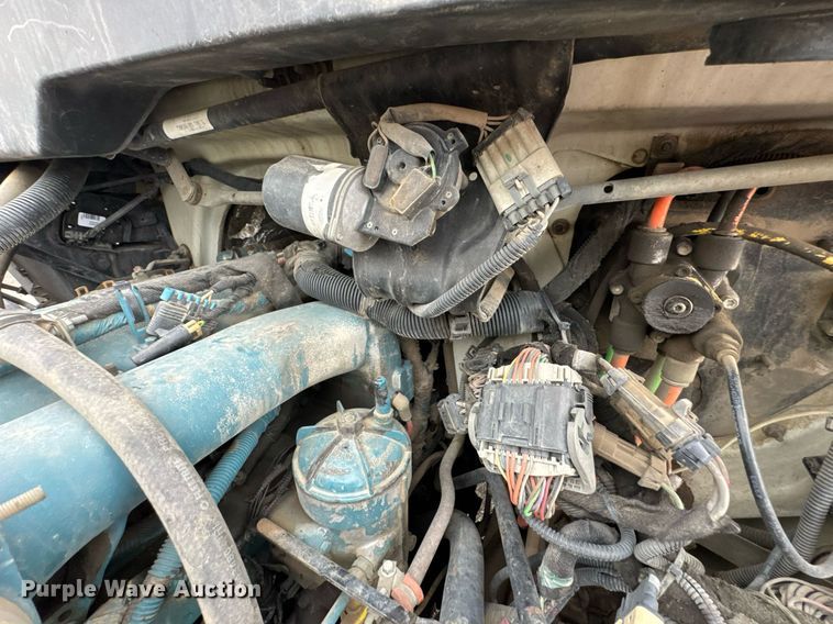 image for item DU9888 2007 International 4300 fuel / lube truck