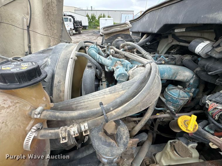 image for item DU9888 2007 International 4300 fuel / lube truck