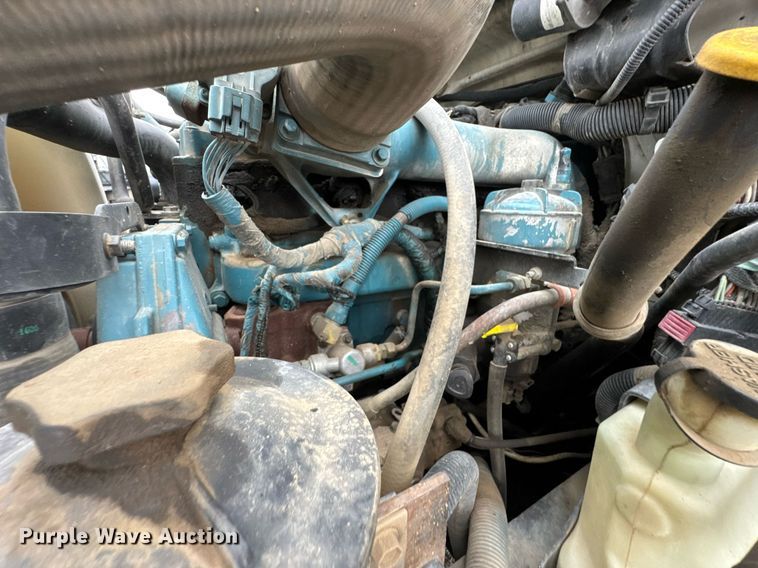 image for item DU9888 2007 International 4300 fuel / lube truck