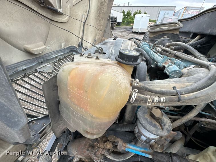 image for item DU9888 2007 International 4300 fuel / lube truck