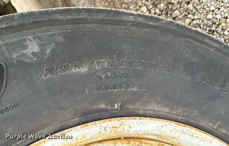 image for item DU9888 2007 International 4300 fuel / lube truck