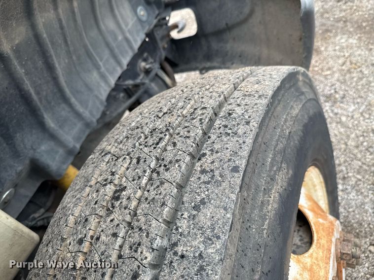 image for item DU9888 2007 International 4300 fuel / lube truck