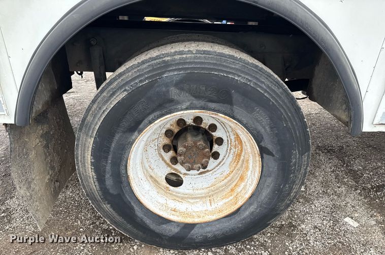 image for item DU9888 2007 International 4300 fuel / lube truck