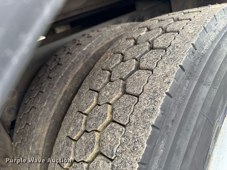 image for item DU9888 2007 International 4300 fuel / lube truck