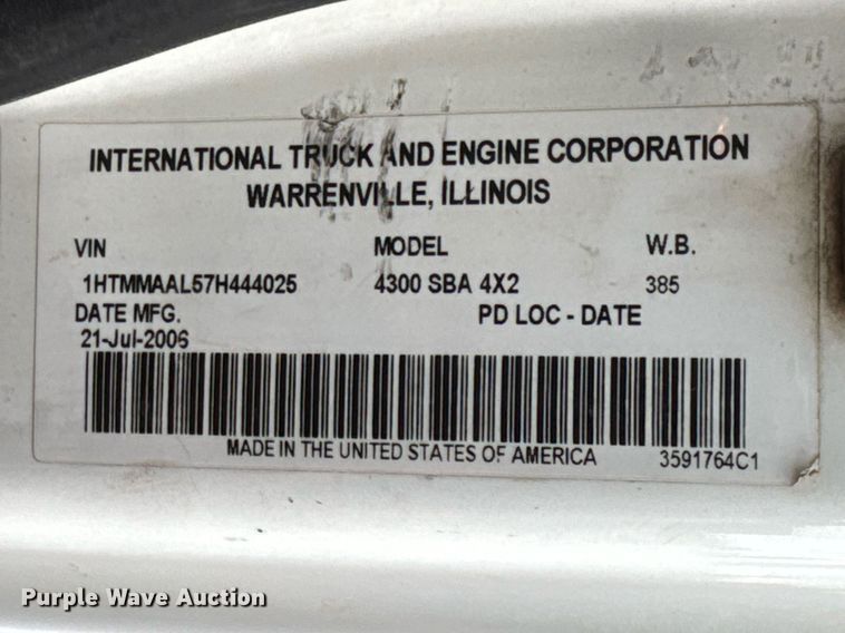 image for item DU9888 2007 International 4300 fuel / lube truck