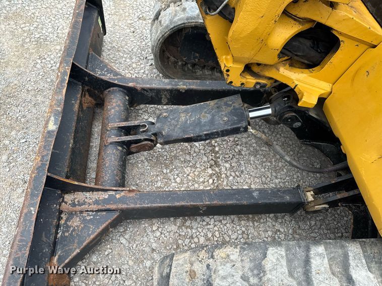 image for item DU9889 2017 Caterpillar 305E2 mini excavator