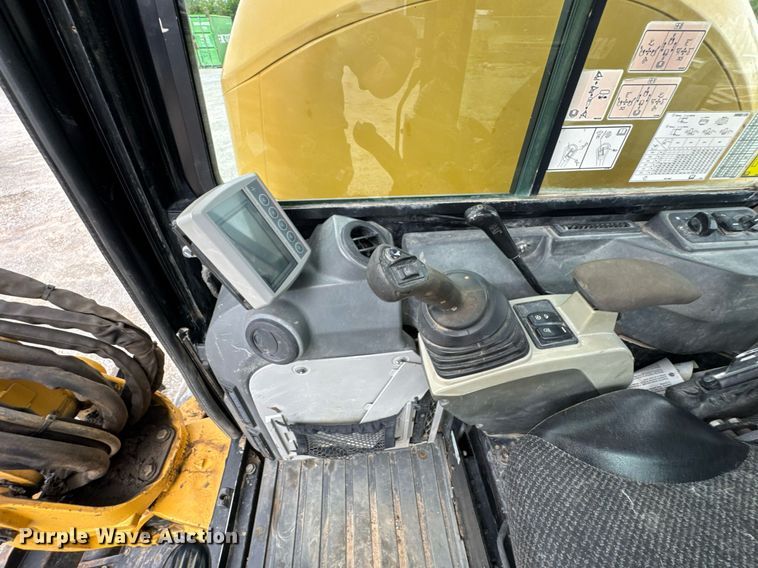 image for item DU9889 2017 Caterpillar 305E2 mini excavator