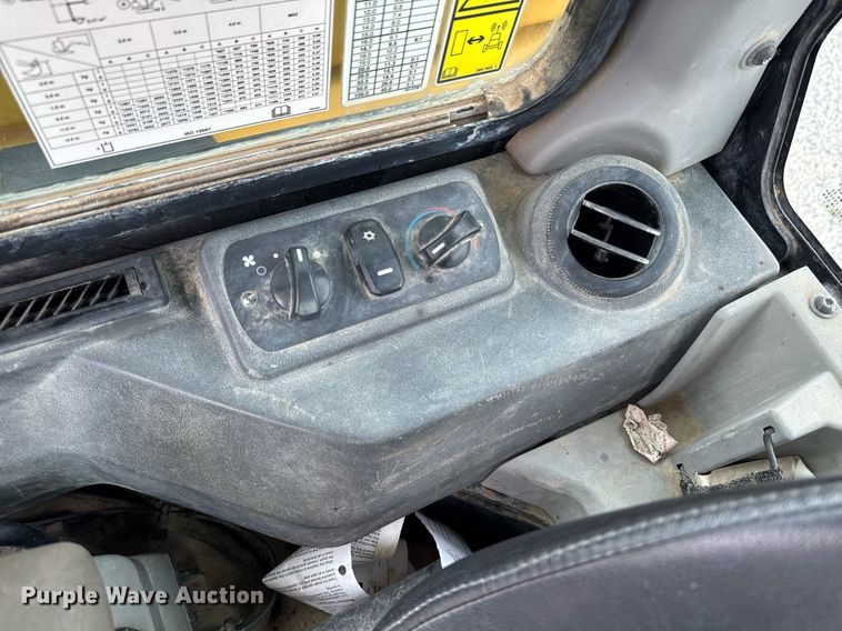 image for item DU9889 2017 Caterpillar 305E2 mini excavator