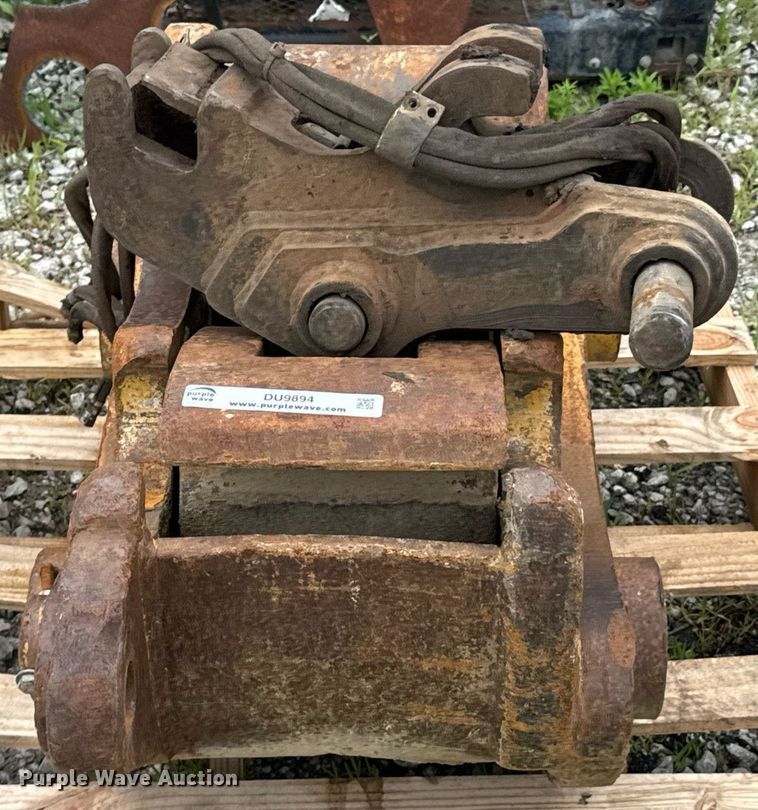 image for item DU9894 Caterpillar QC330 hydraulic quick coupler