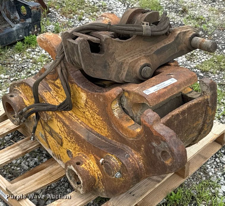 image for item DU9894 Caterpillar QC330 hydraulic quick coupler