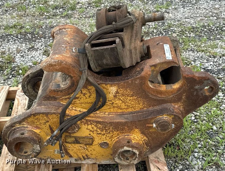 image for item DU9894 Caterpillar QC330 hydraulic quick coupler