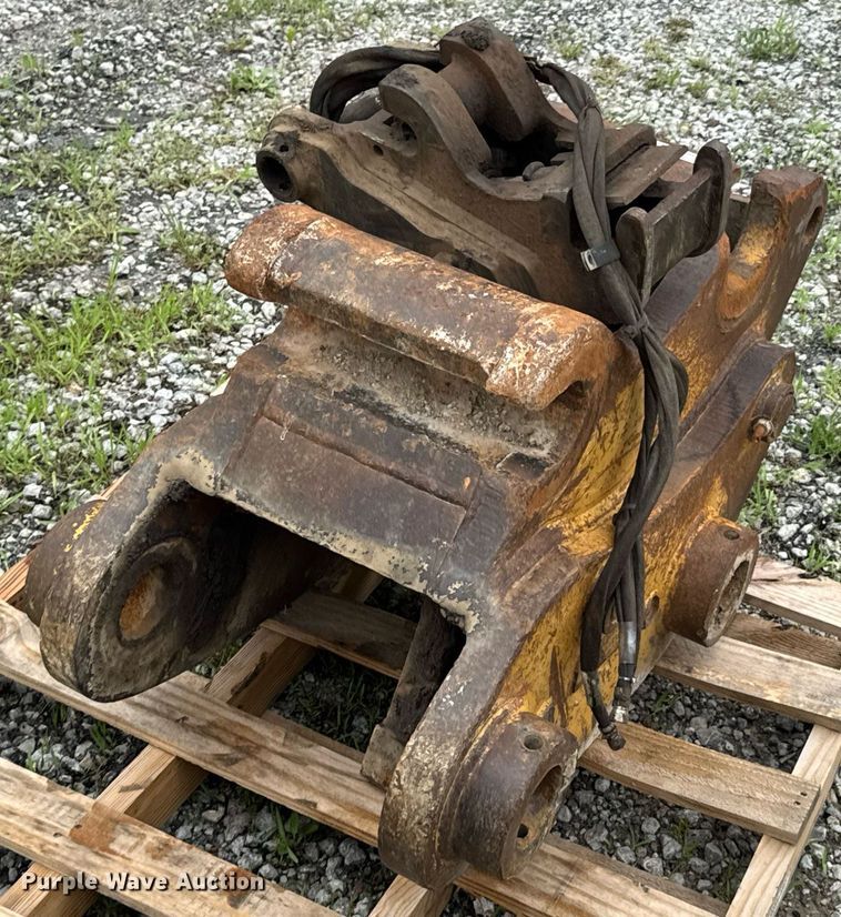 image for item DU9894 Caterpillar QC330 hydraulic quick coupler