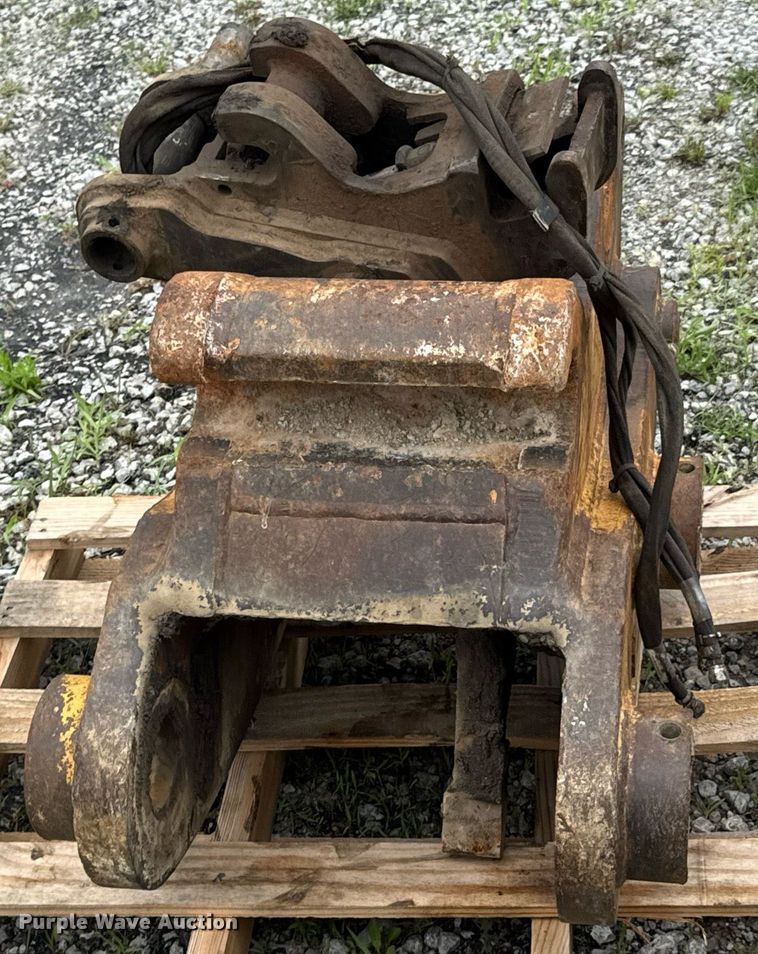 image for item DU9894 Caterpillar QC330 hydraulic quick coupler