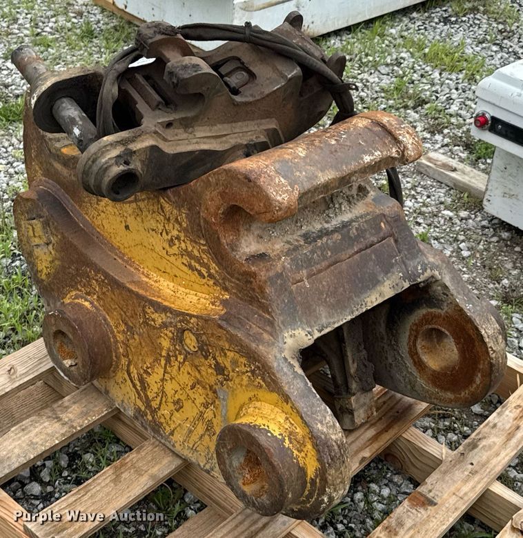 image for item DU9894 Caterpillar QC330 hydraulic quick coupler