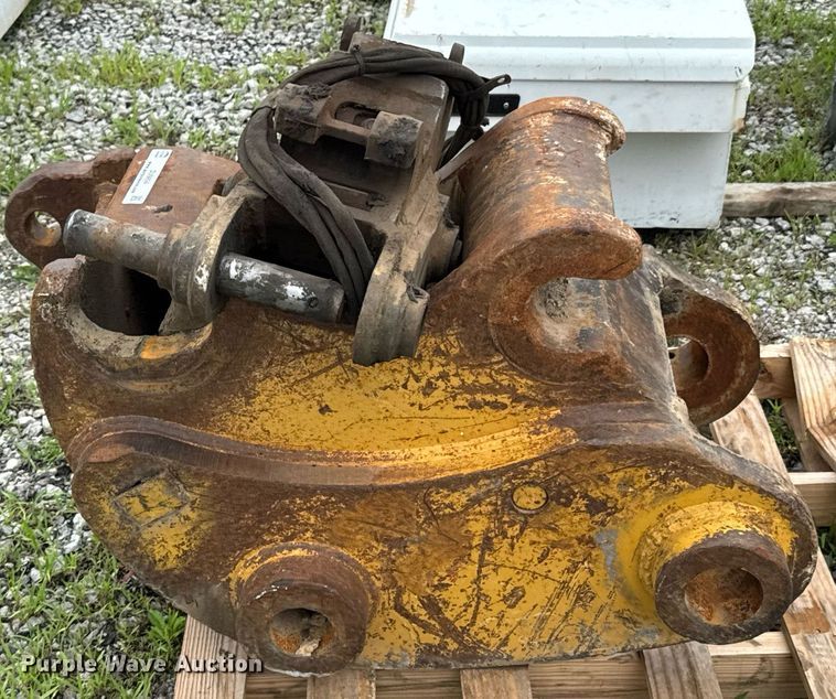 image for item DU9894 Caterpillar QC330 hydraulic quick coupler
