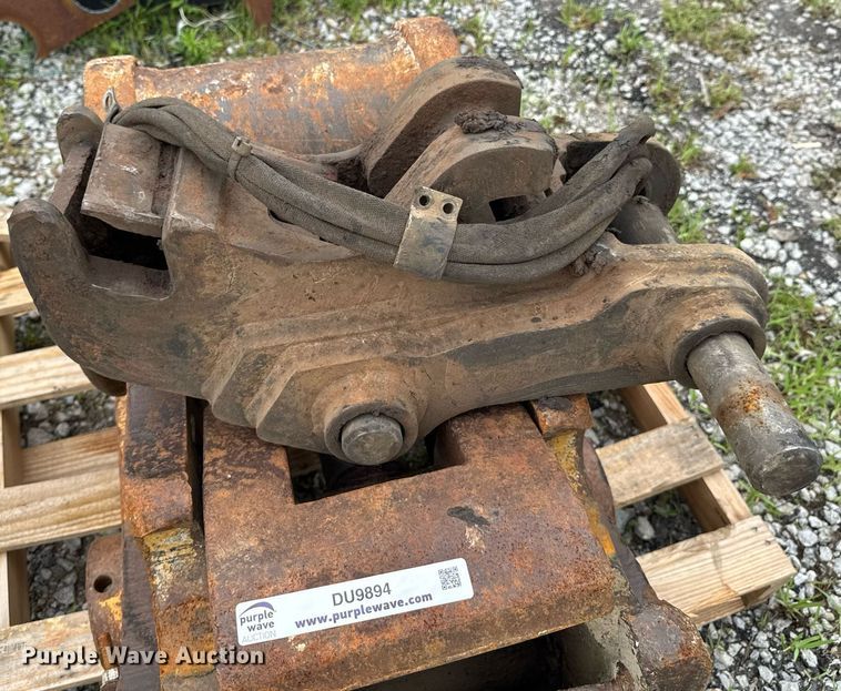 image for item DU9894 Caterpillar QC330 hydraulic quick coupler