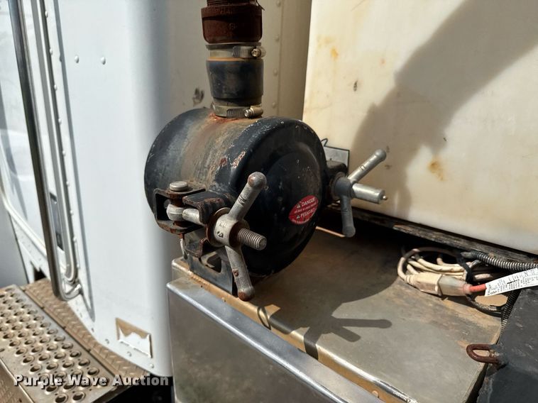 image for item DU9897 2003 Kenworth T300 vacuum truck