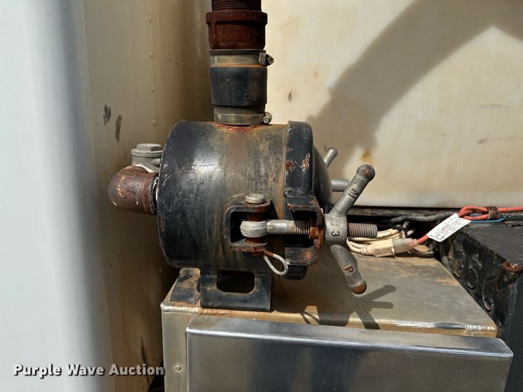 image for item DU9897 2003 Kenworth T300 vacuum truck