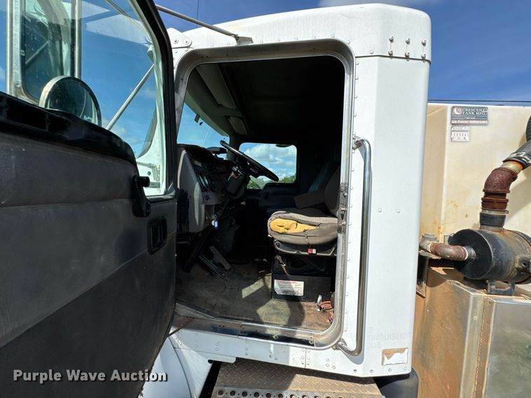 image for item DU9897 2003 Kenworth T300 vacuum truck