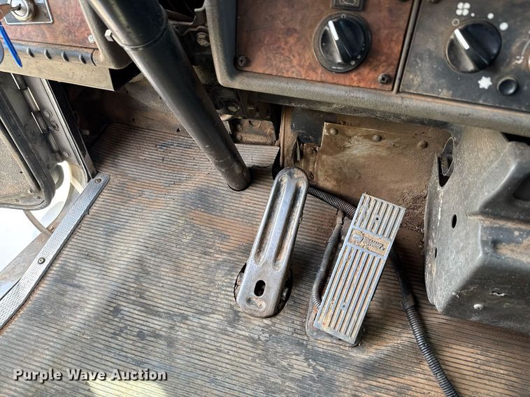 image for item DU9897 2003 Kenworth T300 vacuum truck