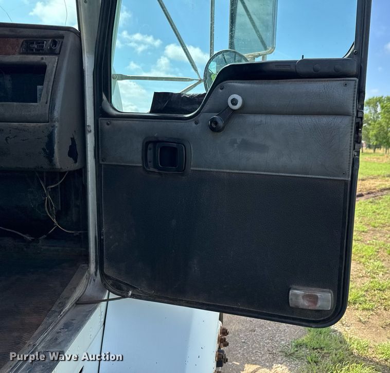 image for item DU9897 2003 Kenworth T300 vacuum truck