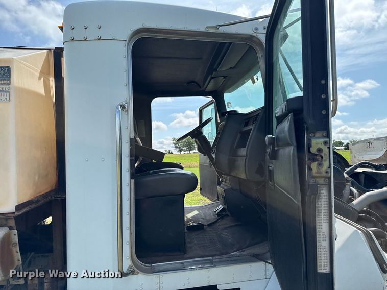 image for item DU9897 2003 Kenworth T300 vacuum truck