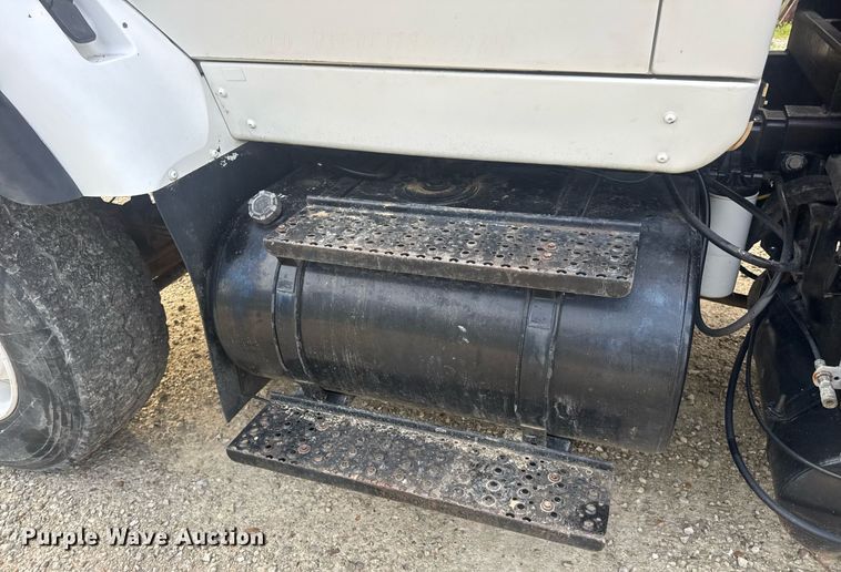 image for item DV4194 2003 International 7600 6X4 dump truck