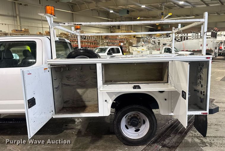 image for item DV4202 2017 Ford F450 Super Duty XL Crew Cab utility / service truck