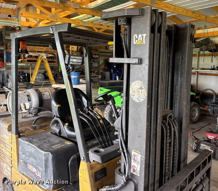 image for item DV4211 1996 Caterpillar GC30 forklift