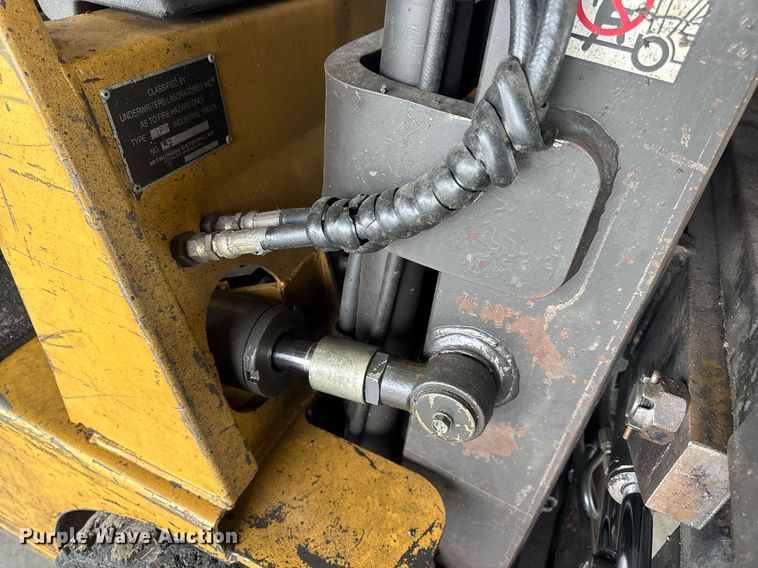 image for item DV4211 1996 Caterpillar GC30 forklift