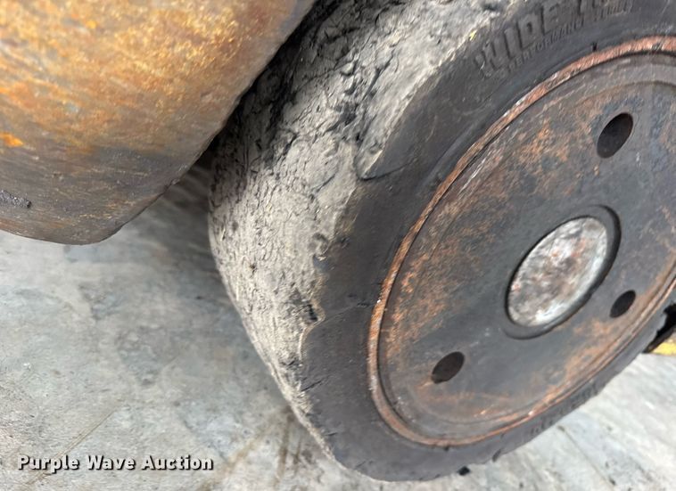 image for item DV4211 1996 Caterpillar GC30 forklift