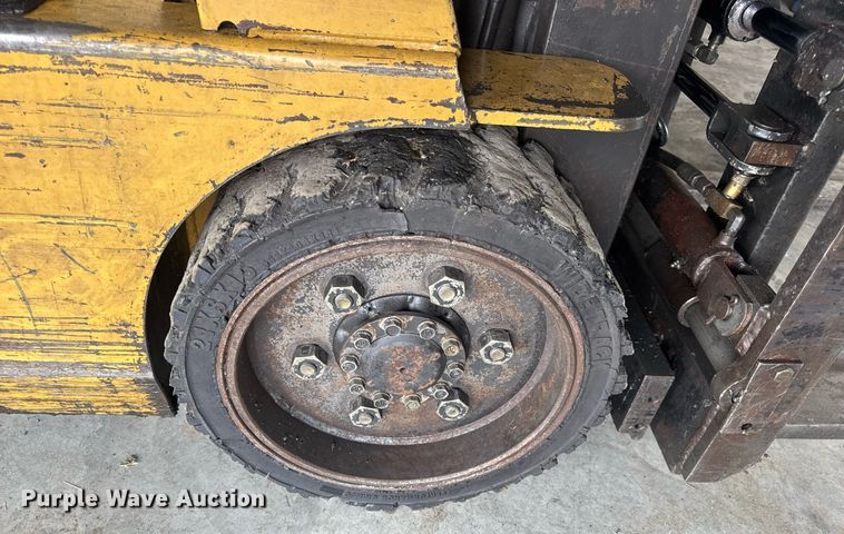 image for item DV4211 1996 Caterpillar GC30 forklift