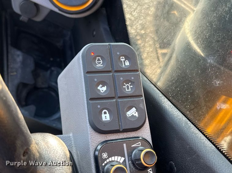 image for item DV4212 2023 JCB 220XLC excavator