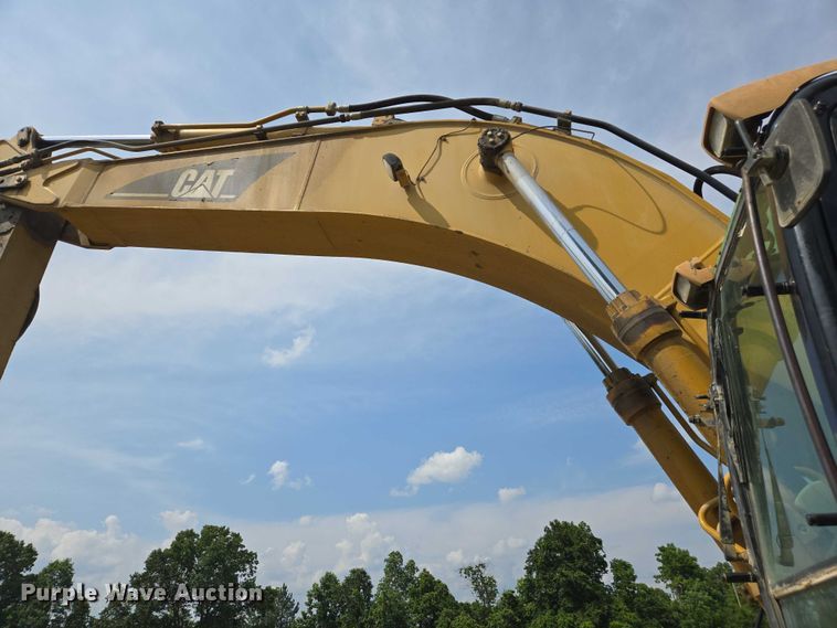 image for item DW7059 2005 Caterpillar  330C L excavator
